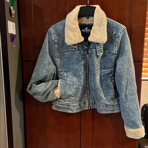 Hollister women Denim Jacket with Soft Cream Collar